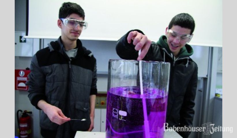 Gerührt, nicht geschüttelt: Atta und Umut beim Tag der offenen Tür im Chemiesaal der Bachgauschule.