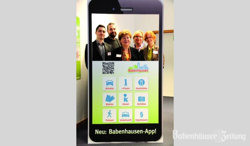 Thomas Kiesl und Mario Selymesi von der Groß-Umstädter „App Schmiede“ entwickelten mit Nicole Reuling, Sylvia Kloetzel und Bürgermeisterin Gabi Coutandin die Babenhausen-App.