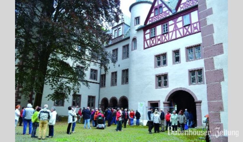 F&uuml;r einen Moment wieder f&uuml;r die &Ouml;ffentlichkeit zug&auml;nglich: Der Schlosshof der einstigen Wasserburg Babenhausens. 200 Besucher waren der Einladung des Vereins der Schlossfreunde und des Bauherrn gefolgt, um sich &uuml;ber die Baufortschritte und die Planungen zum Hotelumbau zu informieren. Auch nach der Er&ouml;ffnung des geplanten F&uuml;nf-Sterne-Hotels wird der Schlosshof der &Ouml;ffentlichkeit zug&auml;nglich sein. Wann die Arbeiten fertig gestellt sein werden, ist derzeit ungewiss.