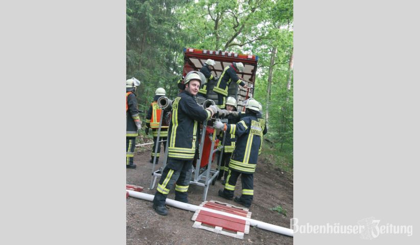 Auch der Feuerwehrnachwuchs &uuml;bte die Waldbrandbek&auml;mpfung.