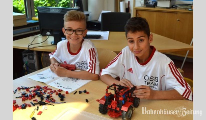 Guiseppe Luca Farruggio (links) und Steven Coppola (rechts) bauen aus Fischer Technik einen Traktor mit zahlreichen Funktionen.