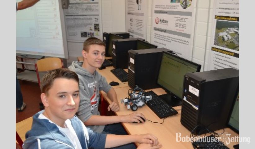 Richard Lipka (links) und Pascal Scholl (rechts) programmieren neue Funktionen f&uuml;r &bdquo;Roberta&ldquo;.&nbsp;