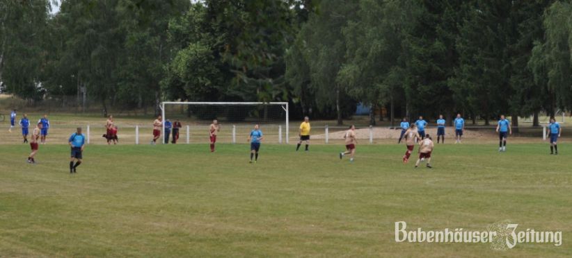 Kicken um den &bdquo;Meterbier-Pokal&ldquo; - in Harreshausen ging es beim Hobbyturnier um Sport, Bier und Ehre.