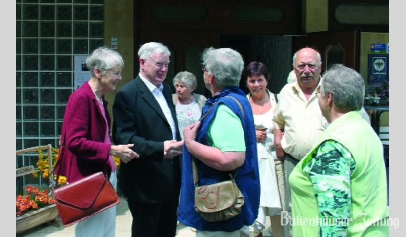 Die herzliche Verabschiedung von dem ehemaligen Gemeindepfarrer Langstadts, Herrn Karl Schmitt und seiner Ehefrau Armgard vor dem sch&ouml;nen Hotel Birkenhof in Wald-Michelbach.