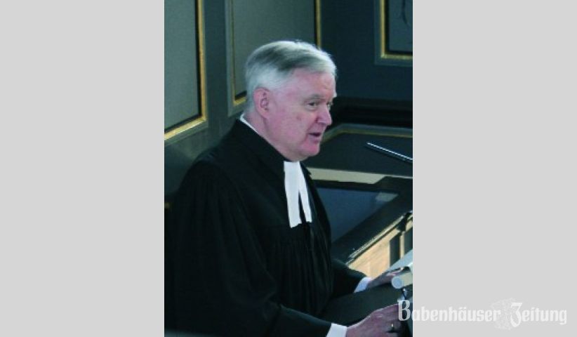 Pfarrer i. R. Karl Schmitt bei der Predigt, die er unter das Thema &bdquo;H&ouml;re Israel&ldquo; stellte, in der ev. Kirche Wald-Michelbach beim Besuch des Langst&auml;dter ev. Kirchenchors.