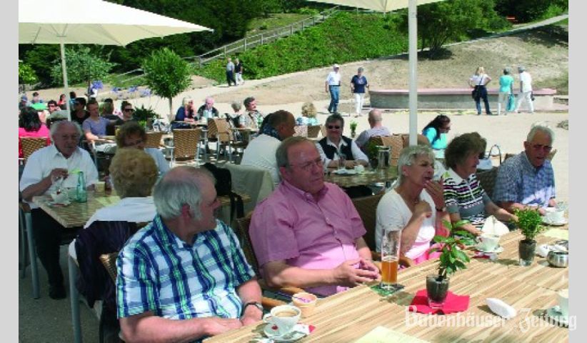 Teilnehmer des Chorausfluges des ev. Kirchenchores Langstadt im neuer&ouml;ffneten Cafe Herrenhaus im F&uuml;rstenlager bei Bensheim-Auerbach konnten den herrlichen Nachmittag dort genie&szlig;en.