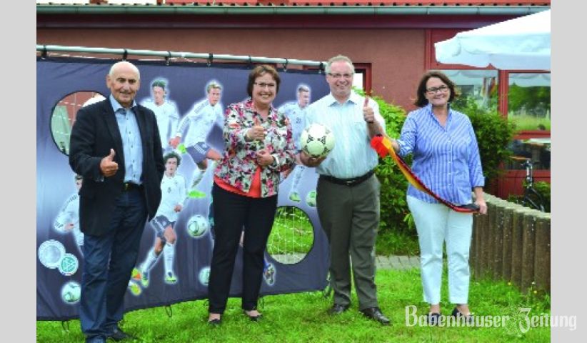 Friedel Sahm, Patricia Lips, R&uuml;diger Manowski und Heidrun Koch-Vollbracht (von links) sind sich einig: Daumen hoch f&uuml;r die Nationalmannschaft!