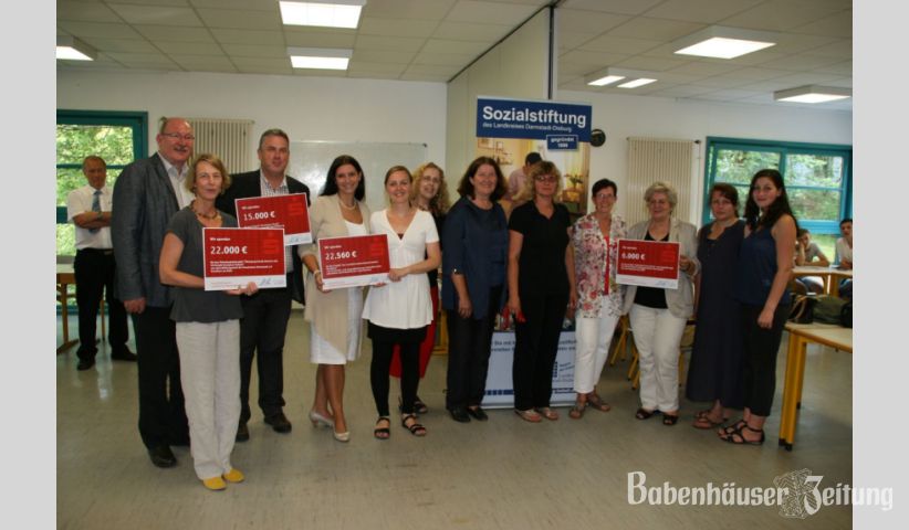 Vier Schecks f&uuml;r engagierte Arbeit gab es jetzt von der Sozialstiftung des Kreises im Kreisjugendheim in Ernsthofen. (Foto: Landkreis Darmstadt-Dieburg)