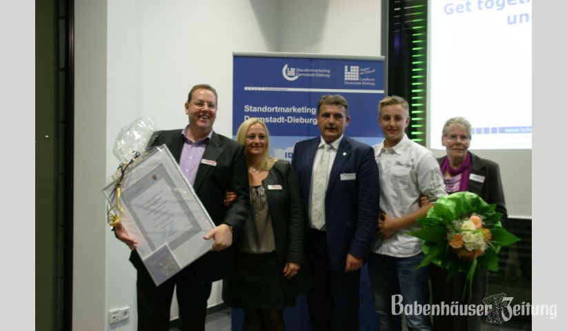 Familienunternehmen Meister: Jochen Meister, Claudia Meister, Alexander Meister und Monika Meister mit Landrat Klaus Peter Schellhaas in der Mitte.