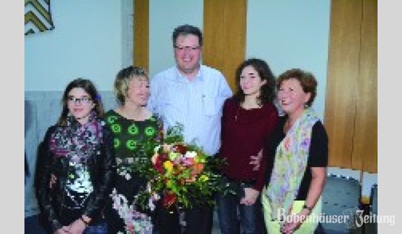Achim Knoke mit Familie und B&uuml;rgermeisterin Gabi Coutandin.