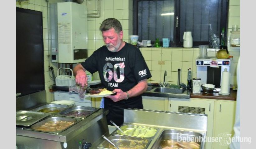 Chefkoch Ernst Mosen bereitete die Spezialit&auml;ten beim Schlachtfest zu.