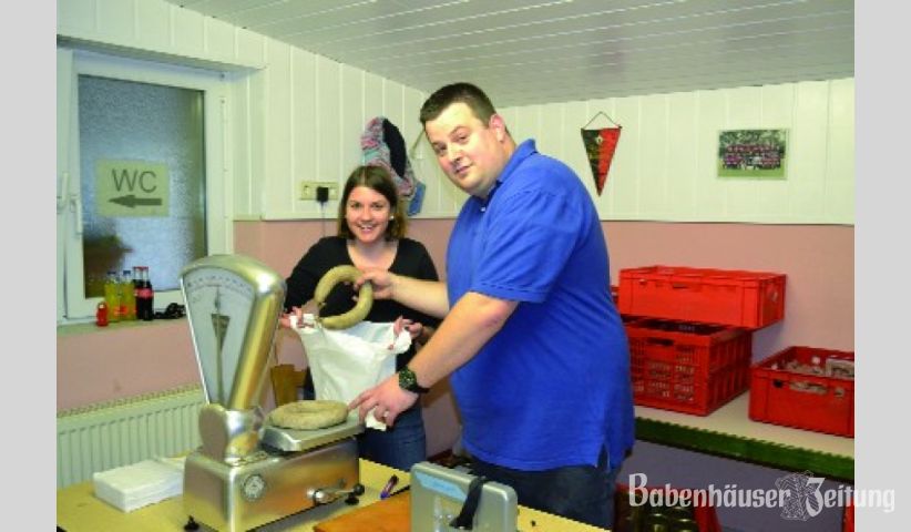 Patricia Schmidt und Philipp Brunn als &bdquo;Herr der Ringe&rdquo; beim Schlachtfest des SV Sickenhofen.