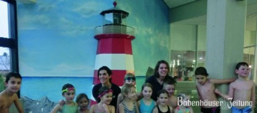 Beim Adventsschwimmfest in Großauheim (v. l.): Fynn, Giulia, Jana, Frida, Mathilde, Milan, Miriam, Alexandra, Maxim Jasmin, Elias , Luc und die beiden Trainerinnen Montse und Christine.