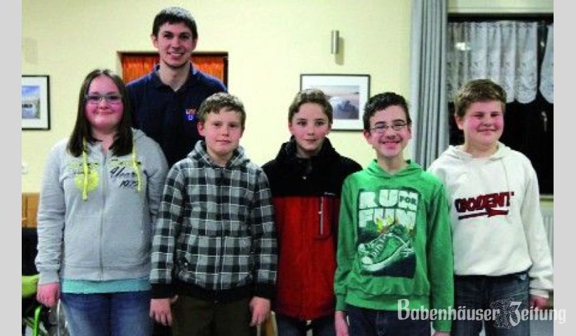 Der neu gew&auml;hlte Feuerwehrausschuss der Langst&auml;dter Jugendwehr mit Jugendfeuerwehrwart Lukas M&uuml;ller.