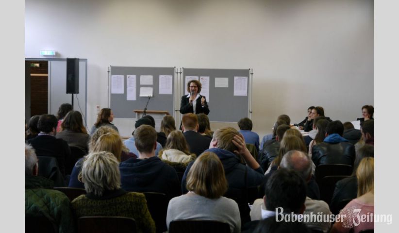 Die Landesbeauftragte f&uuml;r Jugend debattiert, Christina Martini-Appel, begr&uuml;&szlig;t die G&auml;ste an der Bachgauschule.