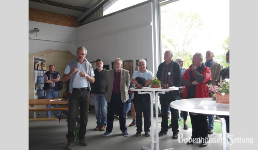 Gerhard Eppler, NABU- Landesvorsitzender, bei den Gru&szlig;worten an der Naturschutzscheune.