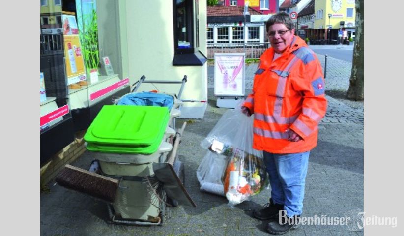 Schade, wie sorglos viele Bürger ihren Müll entsorgen. Gehwege und Plätze werden von Heike Schulz sauber gehalten. Unglaublich, was für Müll und welche Mengen hierbei anfallen.