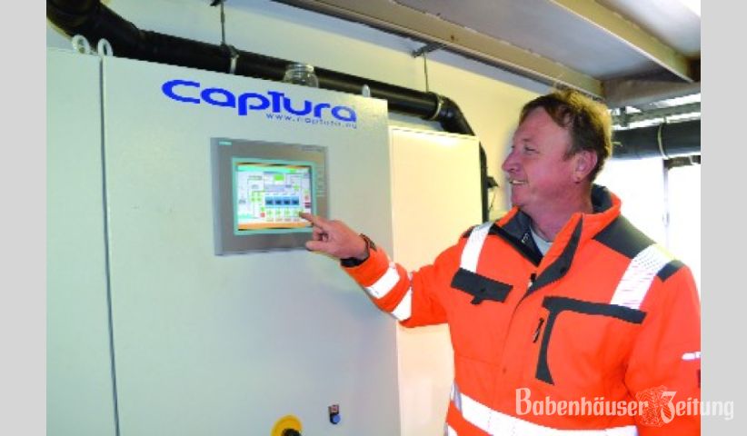 Kevin Altwasser und Christian Beck (oben) überprüfen die technischen Anlagen im Schwimmbad. Die computergestützte Steuerung haben beide fest im Griff.
