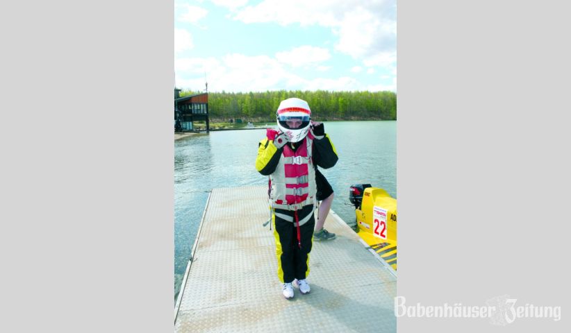 Christin in voller Rennsportkleidung.