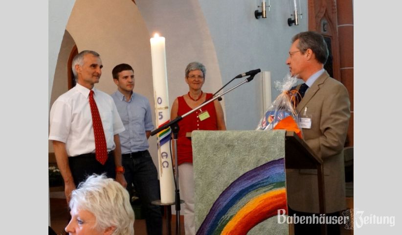Dekan Joachim Meyer (links) mit Sohn Sebastian und Ehefrau Andrea Dippon-Meyer sowie Pr&auml;ses Dr. Michael Vollmer.