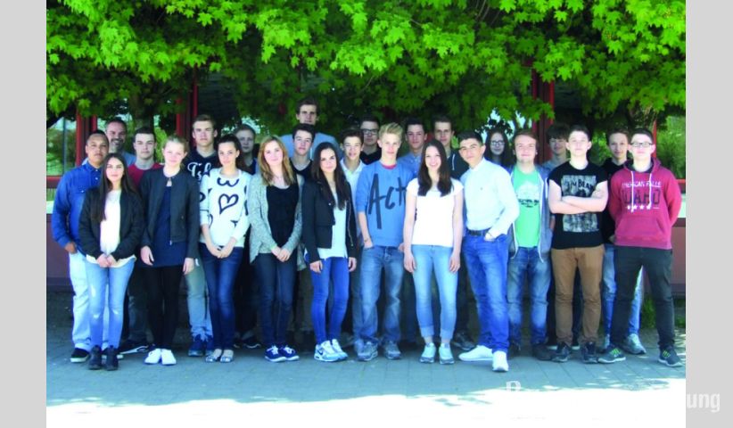 Klasse 10/9: Hinten, von links: Leon Schr&ouml;der, Klassenlehrer Matthias M&uuml;ller-Mayrhofer, Dustin Lindner, Janis Hoffmann, Thomas Huwa, Jendrik Glawion, Niclas Glaser, Ben Bachmann, Alexander Hockemeyer, Marco J&uuml;ngling, Alexander Taran, Laura Schmitt, Christian Schmidt, Florian Henning. Vorne, von links: Chiara Lakoni, Jessika Kerz, Jasmin Veble, Annika Seibert, Juliana Machado de Sousa, Mark Lebelt, Loreen Schimpf, Yusuf Demirci, Christian Duron, Johannes M&auml;rz, Niklas M&auml;rz.
(Foto:osb)