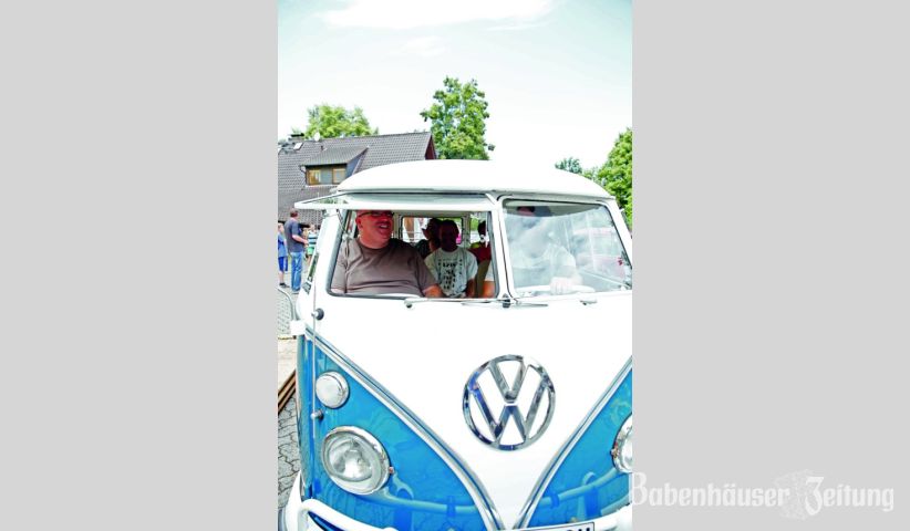 Ein Hingucker war der T1-Bus auf dem Sommerfest. Schlange stehen f&uuml;r eine Mitfahrt war keine Seltenheit.