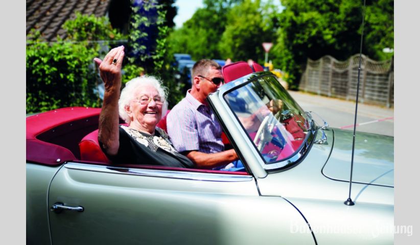 Keine andere als die Hergersh&auml;userin Elisabeth Kl&auml;se durfte auf dem roten Leder des Mercedes Cabriolet Platz nehmen und eine Rundfahrt durch Harreshausen antreten.