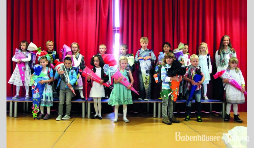 Die beiden Klassen der Hergersh&auml;user Bachwiesenschule stellten sich nach der Begr&uuml;&szlig;ung f&uuml;r die Klassenfotos auf und waren dabei schon ganz gespannt auf ihre erste Schulstunde. Die besten W&uuml;nsche von Eltern, Verwandten und Freunden begleiteten sie.&nbsp;&nbsp;&nbsp; Foto: mel