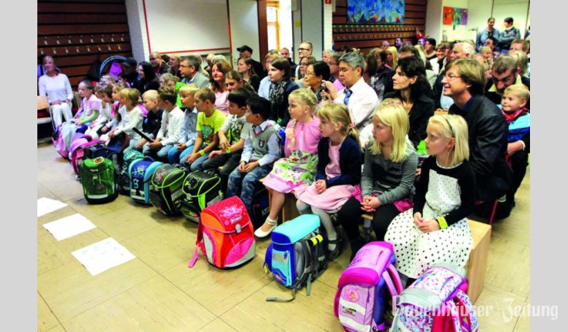 In der Langst&auml;dter Markwaldsch&uuml;ler wurden die sechzehn Schulanf&auml;nger von Schulleiterin Birgit Schulmeyer begr&uuml;&szlig;t. Die Kinder der zweiten Klasse f&uuml;hrten f&uuml;r die Neuank&ouml;mmlinge das Singspiel &ldquo;Nils lernt lesen&rdquo; auf.&nbsp;&nbsp;&nbsp; Foto: mel