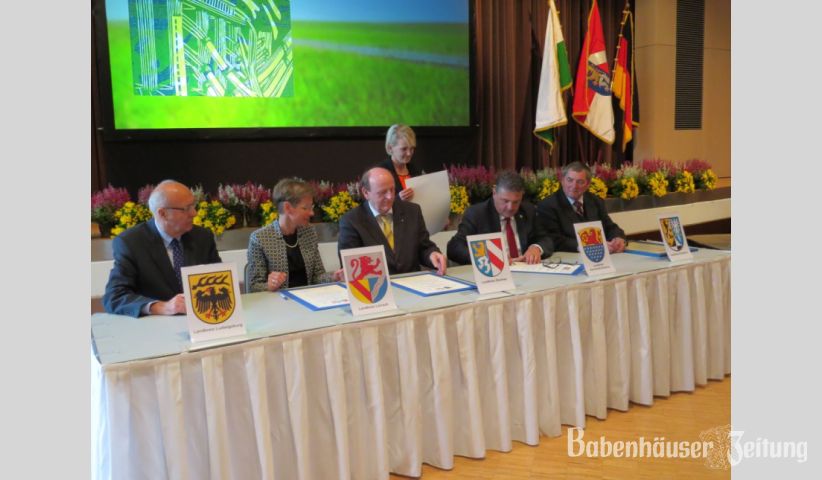 BEKRÄFTIGT haben zum 25. Jahrestag der Deutschen Einheit bei einer Feierstunde in Glauchau (Landkreis Zwickau) Manfred Hoffenbach aus dem Kreis Ludwigsburg, Landrätin Marion Dammann aus dem Kreis Lörrach, Landrat Christoph Scheurer (Kreis Zwickau), Landrat Klaus Peter Schellhaas (Kreis Darmstadt-Dieburg) und Erhard Hildner aus dem Kreis Kulmbach die Festigung des kommunalen Partnerschaftsgedankens. (v.l.n.r.). (Foto: ho