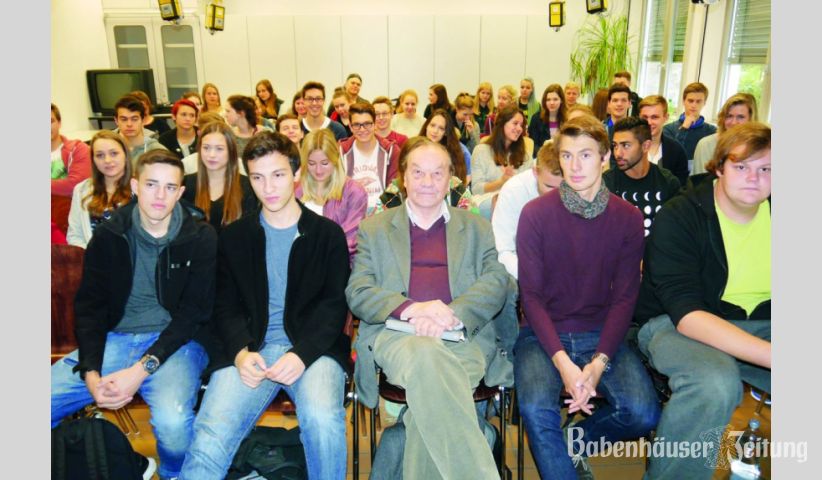 Dr. Fritz Deppert mit dem Abiturjahrgang der Bachgauschule.