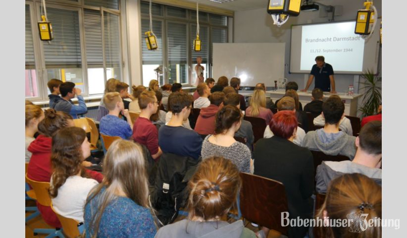 Der Geschichtslehrer Michael Gremler hatte Dr. Deppert eingeladen.
