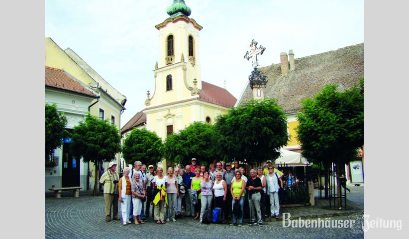 Die Reisegruppe am Pestkreuz in Szentendre.