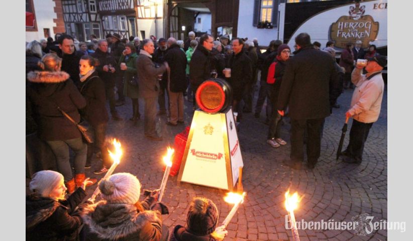 Annika (links) und ihre Freunde beleuchteten mit Fackeln den Anstich des Bierfasses auf dem Babenh&auml;user Marktplatz.