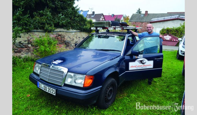 Guido Baur hat seinen Mercedes f&uuml;r afrikanische Verh&auml;ltnisse umgebaut. Neben den zus&auml;tzlichen Scheinwerfern wurde das Fahrzeug noch h&ouml;her gelegt und auch ein Dachgep&auml;cktr&auml;ger f&uuml;r Sandbleche, Ersatzreifen, Kanister und Schaufel d&uuml;rfen nicht fehlen.