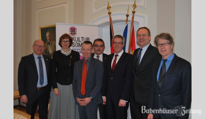 Landrat des Odenwaldkreises Frank Matiaske, Regierungspr&auml;sidentin Brigitte Lindscheid, Landrat des Kreises Gro&szlig;-Gerau Thomas Will, Landrat des Kreises Darmstadt-Dieburg Klaus Peter Schellhaas, Landrat des Kreises Bergstra&szlig;e Christian Engelhardt, Landrat des Kreises Offenbach Oliver Quilling, Kulturreferent der Wissenschaftsstadt Darmstadt Prof. Dr. Ludger H&uuml;nnekens i. V. Oberb&uuml;rgermeister Jochen Partsch (von links).