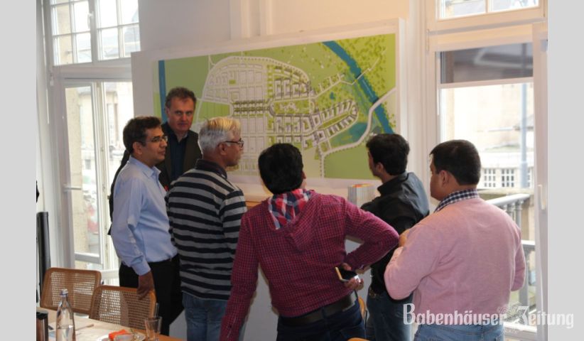 Der Masterplan f&uuml;r die indische Kleinstadt &bdquo;Gatha Gram&ldquo; wird zurzeit beim Architektur- und Planungsb&uuml;ro Planquadrat in Darmstadt und Frankfurt a.M. erstellt. Benachbart zur internationalen Autoindustrie werden u.a. Wohn- und B&uuml;rogeb&auml;ude, Schulen und ein Krankenhaus entstehen. Die Planungen erf&uuml;llen hohe &ouml;kologische Standards. (v.l.n.r.: Planquadrat-Gesellschafter Martin Geskes, Delegationsmitglieder des indischen Investors Orange County Group)