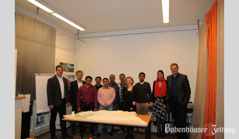Eine Delegation des indischen Investors Orange County Group besuchte k&uuml;rzlich das Darmst&auml;dter Architektur- und Planungsb&uuml;ro Planquadrat Elfers Geskes Kr&auml;mer Partnerschaftsgesellschaft. Das Treffen diente der Erstellung eines Masterplans zur Errichtung einer neuen Stadt f&uuml;r 30.000 Menschen rd. 150 km s&uuml;d&ouml;stlich von Mumbai. (v.l.n.r.: Holger Grobe von Planquadrat, Planquadrat-Gesellschafter Herbert Elfers, indische Delegationsmitglieder, Sabine Tastel von Planquadrat, Claudia Becker von Planquadrat, Planquadrat-Gesellschafter Martin Geskes.)