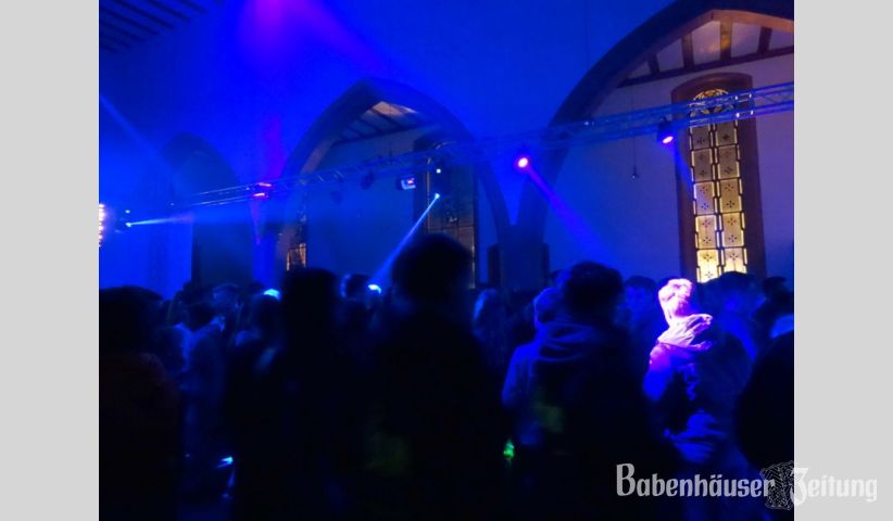 Im Anschluss wurde der Kirchenraum zum Club.