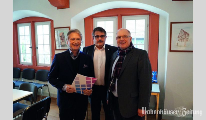 Landrat Klaus Peter Schellhaas und Hans-Georg Sch&ouml;pp (re.), vom F&ouml;rderausschuss der Leader-Region Darmstadt-Dieburg, &uuml;berreichten den Zuwendungsbescheid an den Vorsitzenden der &bdquo;Amtsgasse 32, Babenhausen &ndash; Stiftung&ldquo;, Dieter Aumann (li.).