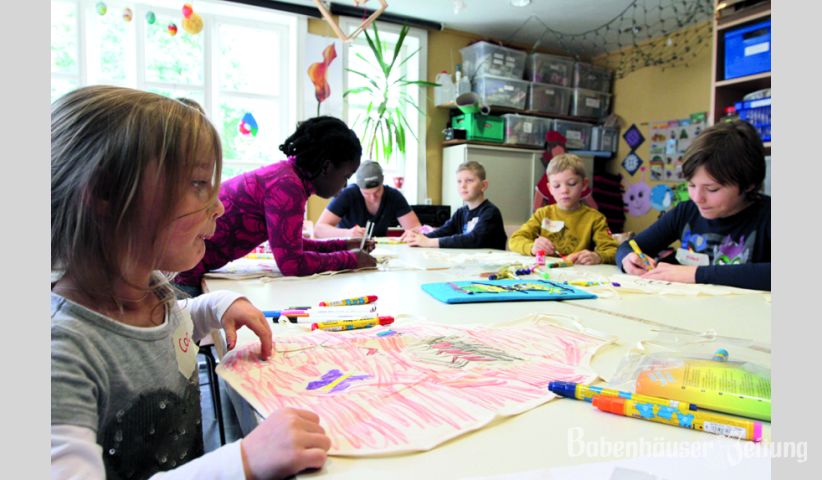 W&auml;hrend eine Kindergruppe kochte, bemalten und bedruckten die anderen ihre Kochsch&uuml;rzen.