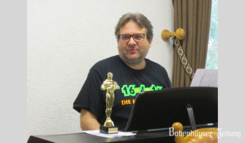 Oskar f&uuml;r Chorleiter : Zum Abschluss der Proben wurde dem Chorleiter der l&auml;ngst &uuml;berf&auml;llige Oskar f&uuml;r seinen unerm&uuml;dlichen Einsatz, seine Geduld und seine mitrei&szlig;ende Art, den Chor immer wieder aufs Neue zu motivieren verliehen.