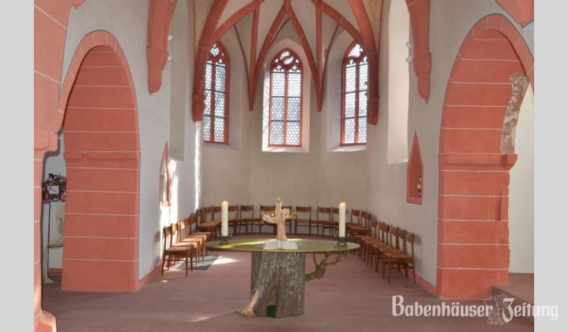 In den vergangenen Jahren hat sich die Kirche mehr und mehr zu Kulturkirche gewandelt. Nach der gro&szlig;en Renovierung von 2010 bis 2012 wurde das Kunstprojekt Altar ins Leben gerufen. Den aktuellen Altar hat Thomas Thierolf gestaltet. (Foto: Tim Besserer/ Ev. Kirchengemeinde Ueberau)