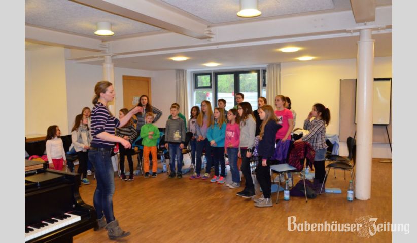 Der Kinderchor der Eintracht beim Probenwochenende mit Chorleiterin Ilka Bauersachs.