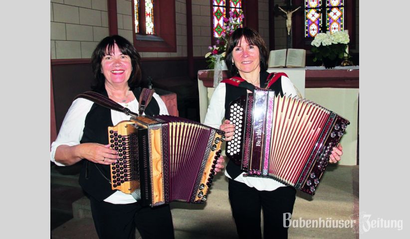Zum Benefizkonzert des P&ouml;llataler Viergesang in der ev. Kirche Langstadt beteiligten sich auch Lore und Hildegard aus R&ouml;dermark mit alpenl&auml;ndischer Musik auf der steirischen Harmonika. Beide sind Aktive des Langener Harmonikaspielrings 1937.