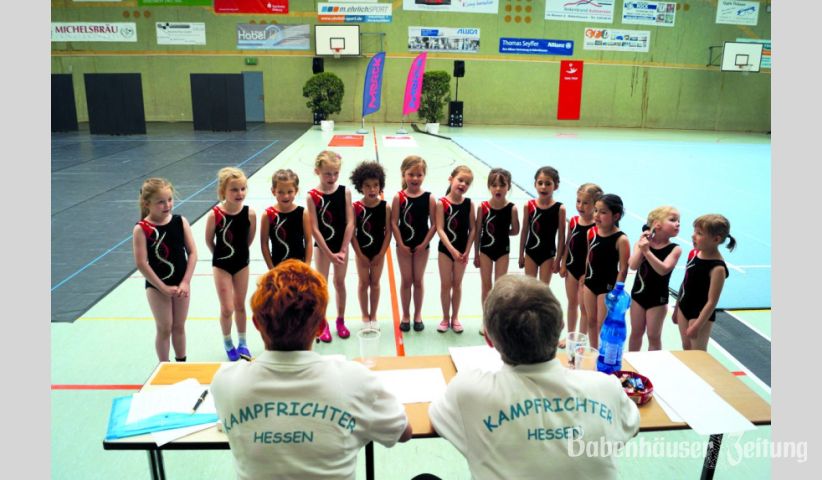 Die Sprendlinger TG nahm mit zwei Mannschaften beim Turngruppenwettstreit teil. Hier haben sich die M&auml;dchen vom &bdquo;Kids-Cup&ldquo; bei ihrer Gesangsdarbietung vor den Kampfrichtern aufgestellt.