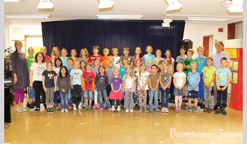 Der Kinderchor „Hitkiste“ des Gesangvereins Liederkranz 1869 Langstadt mit über 40 Kindern am vorletzten Schultag vor den Sommerferien nach den Choraufnahmen für die Sendungen der „RadioWeinWelle“ Groß-Umstadt. Die aufgenommenen Chöre werden am Freitag, den 16. September und Samstag, den 17. September vor dem Winzerfest in der Sendung „Der Odenwald“ jeweils ab 10 Uhr gesendet. Links die Lehrerin, Frau Anna Grof, von der Markwaldschule und rechts der Chorleiter, Herr Georg Dieter Haag. Sie beide können die Kinder für den Chorgesang richtig begeistern. (Bild: B. Bundschuh)