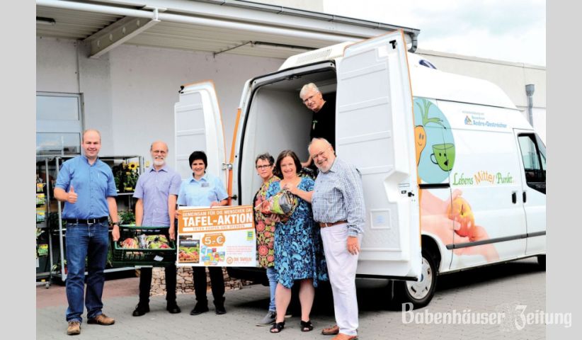 Christian Stolzenberger (Geschäftsführer EDEKA-Stolzenberger), Armin Kniesz (LMP), Nadine Schlemminger (EDEKA), Petra Leyser, Sylvia Georgi, Karl Herget und Hans-Dieter Vogel (alle LMP), bei der Übergabe der mehr als 200 Taschen voller haltbarer Lebensmittel. Foto: lmp