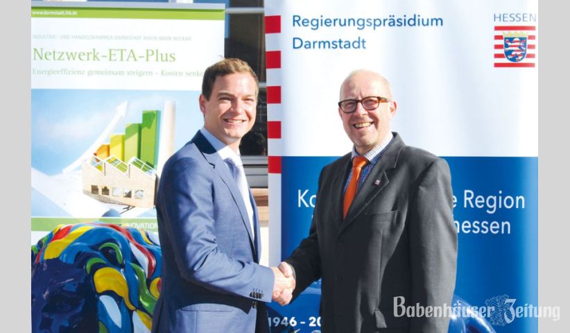 Jan Helmrich von der IHK Darmstadt und rechts Rainer Fuchs, Leiter der Darmst&auml;dter Umweltabteilung beim RP.&nbsp; Foto: rpd
