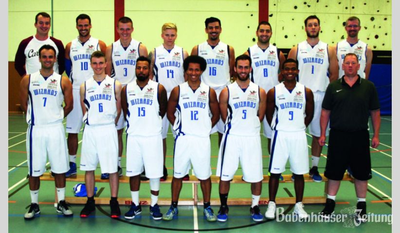 Die 1. Herren-Mannschaft der TVB-WIZARDS. Hintere Reihe von links: R. Sauer, F. Junker, N. Mann, L. Teuchner, B. Yavuz, C. Kapikiran, M. Scharff und C. Haub. Vordere Reihe von links: A. Altmann, L. Teschke, M. Boutté, M. Harris, E. Bayazit, D. Ilori-King und Coach Markus Kühn. Es fehlen: F. Hemme-Unger, S. Teuchner, J. Nguyen und A. Wahl. ( Foto: H. Spiehl)